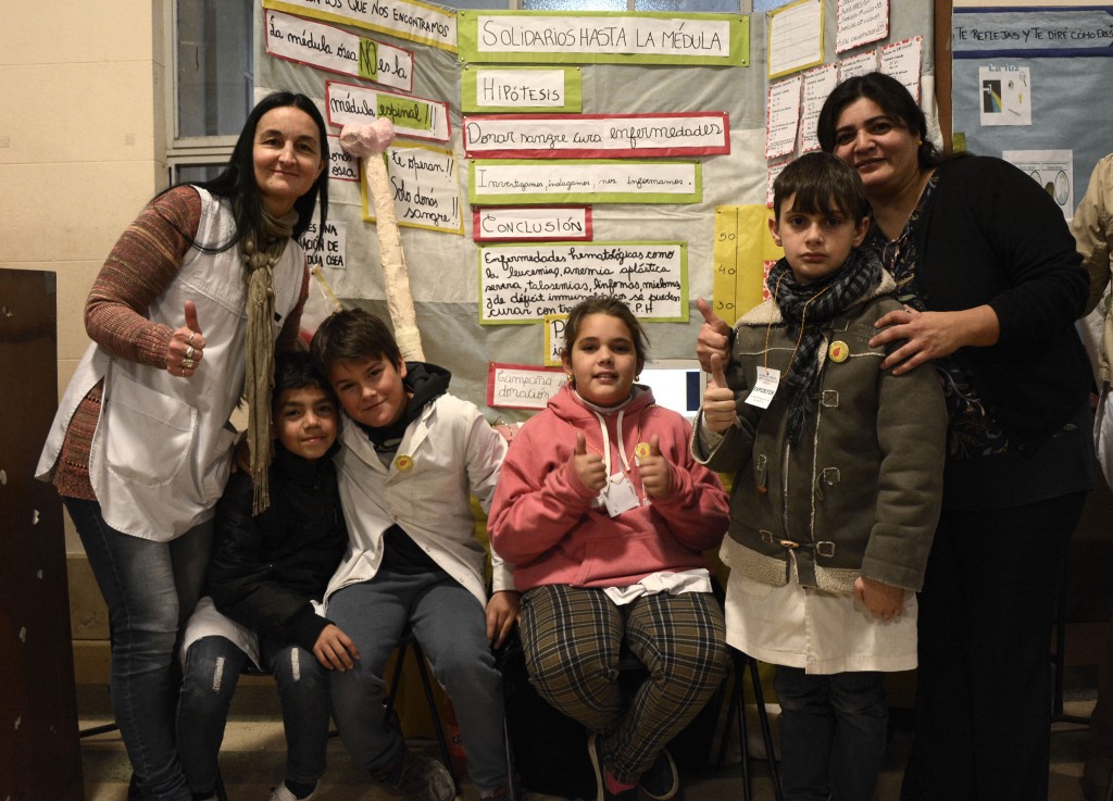 Télam 01/07/2015 La Plata:La campaña de los alumnos de una Escuela Primaria N°10 de la localidad bonaerense de Berisso para buscar un donante de médula ósea a un nene de 5 años con leucemia en junio de este año se transformó, una vez concretado el trasplante, en un proyecto pedagógico de concientización que bajo el nombre 'solidarios hasta la médula' busca derribar los mitos que existen en la sociedad sobre el tema.Foto: Carlos Cermele