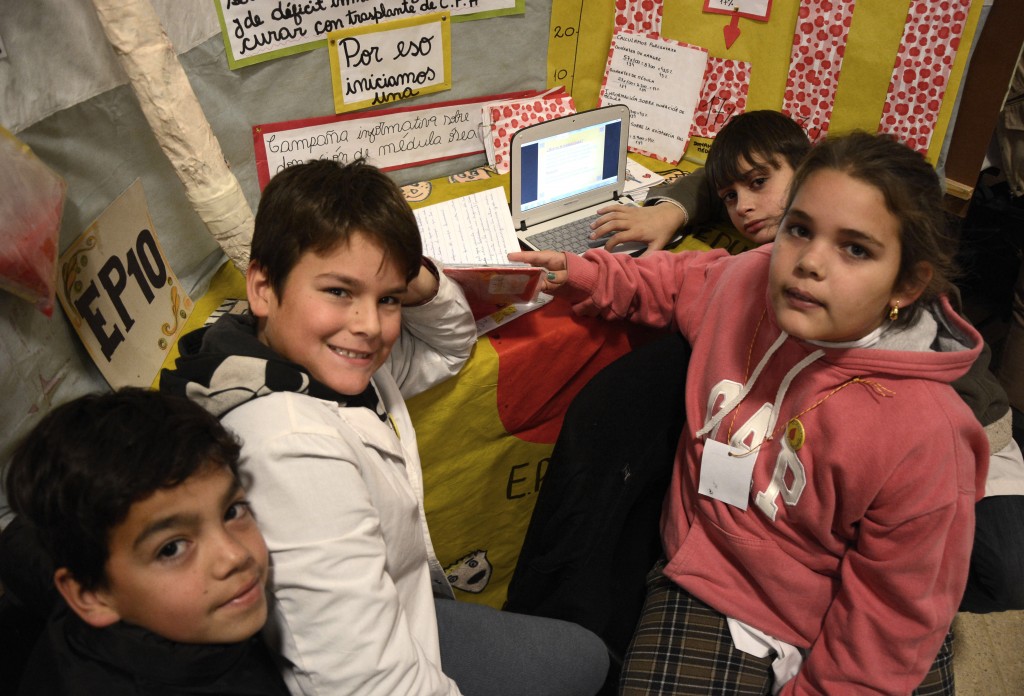 Télam 01/07/2015 La Plata:La campaña de los alumnos de una Escuela Primaria N°10 de la localidad bonaerense de Berisso para buscar un donante de médula ósea a un nene de 5 años con leucemia en junio de este año se transformó, una vez concretado el trasplante, en un proyecto pedagógico de concientización que bajo el nombre 'solidarios hasta la médula' busca derribar los mitos que existen en la sociedad sobre el tema.Foto: Carlos Cermele