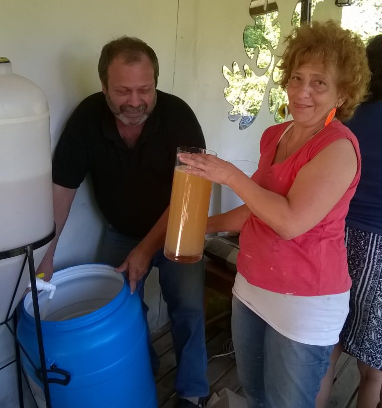 Eduardo Prieto y Marta Mattone, productora del Delta de Tigre, preparando hidromiel. Foto: gentileza de los docentes.