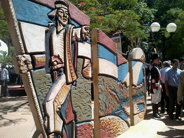 Mural en homenaje a Andrés Guacurarí en la Plaza 9 de Julio. Posadas.