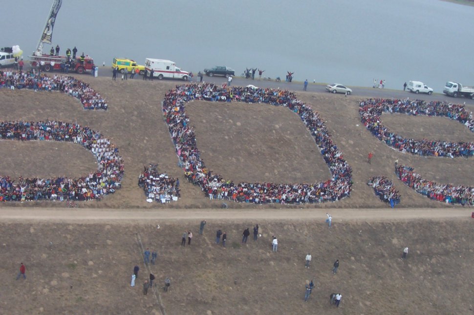 En 2005, ciudadanos santiagueños formaron un "SOS" viviente en la orilla del embalse Río Hondo para protestar por la contaminación.