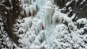 Searching por Christman tree, la historia de un profesor que abandona su rutina para escalar una cascada helada. 