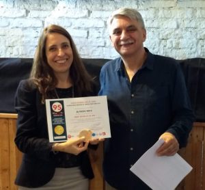 Graciela Roca y Daniel López Roca en la premiación