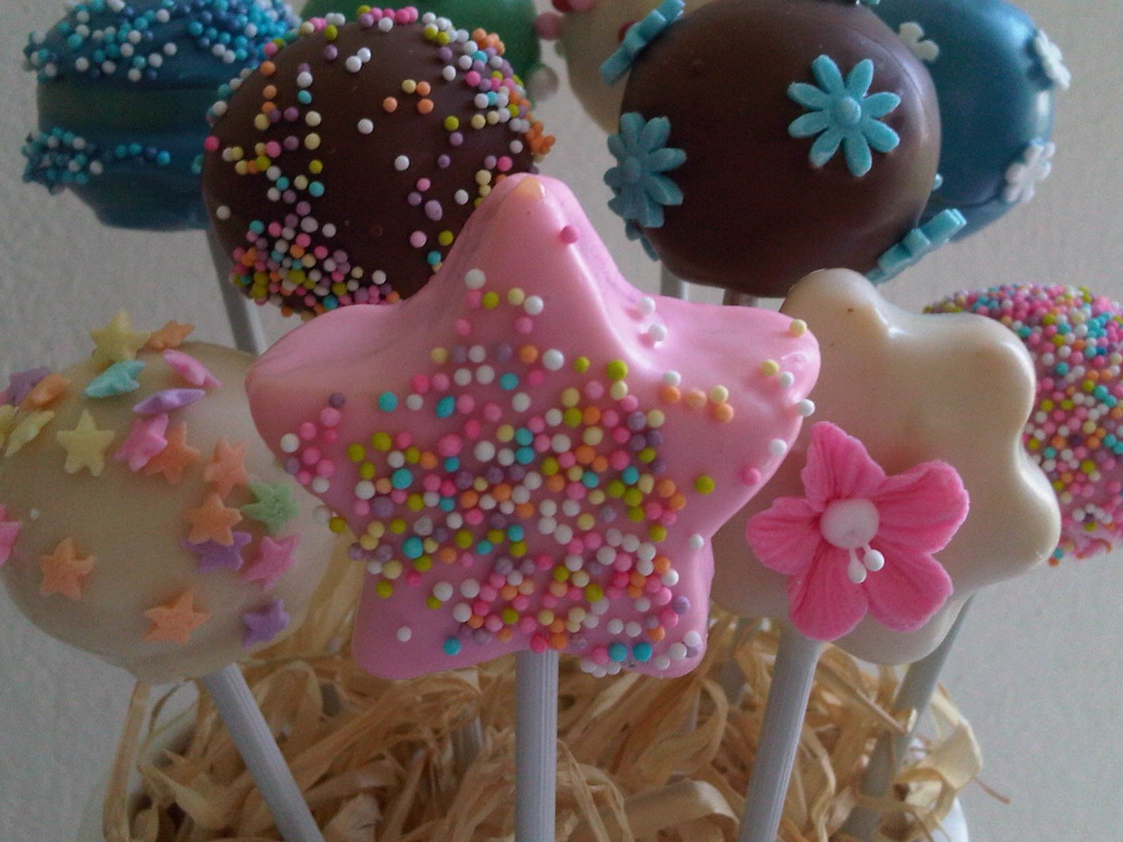 cake pops decorados con granas, florcitas