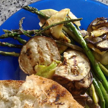 vegetales a la parrilla berenjena espárragos