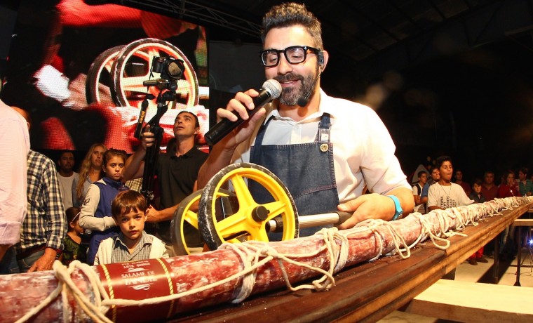 Festival de la sierra - Tandil - 34° edicion - Salame mas largo de América - 

Juan Braceli, intendente Lunghi y productores de salame en la presentación del salame mas largo de América.