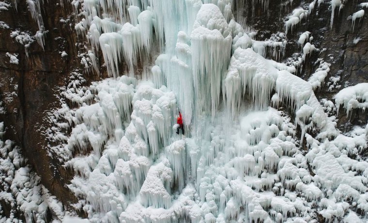 Searching por Christman tree, la historia de un profesor que abandona su rutina para escalar una cascada helada.